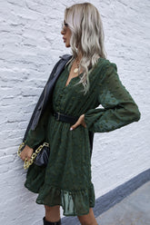Chiffonkleid mit Rüschen und V-Ausschnitt